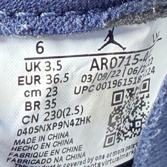 Wmns Jordan 11 Retro Midnight Navy - Picture 9 of 10